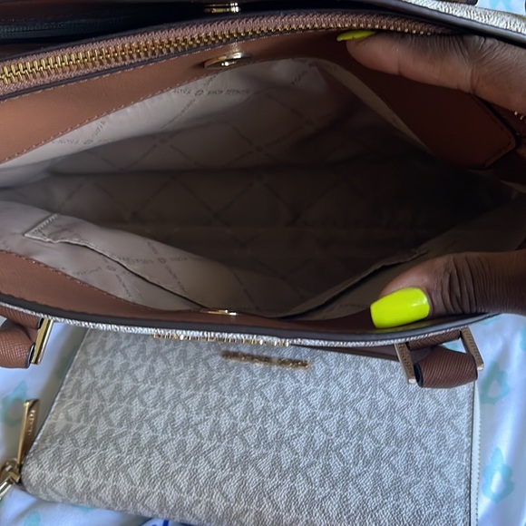 Authentic Michael Kors bag and wallet set - Picture 4 of 11